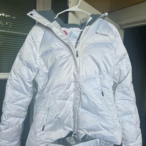 Columbia White Ski Jacket with Hood and Insulated Design